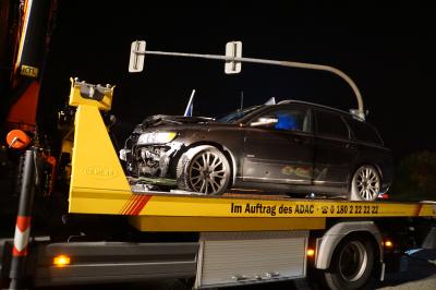 Pkw faehrt Ampelanlage in Leonberg um